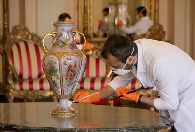 'Pasif konservasyon' uygulamas esas alnan bakmlar srasnda su ve kimyasal madde kullanlmadan, devirleri drlm, Avrupa meneli ve hepa filtreli, mzeler iin tasarlanm cihazlarla esere yerinde mdahale ediliyor.    Doal malzemelerin kullanld konservasyon srasnda da at kl ve pamuk ponpon fralar kullanlyor. Ayrca ayna ve vazolarn bakm ise etil alkolle yaplyor   