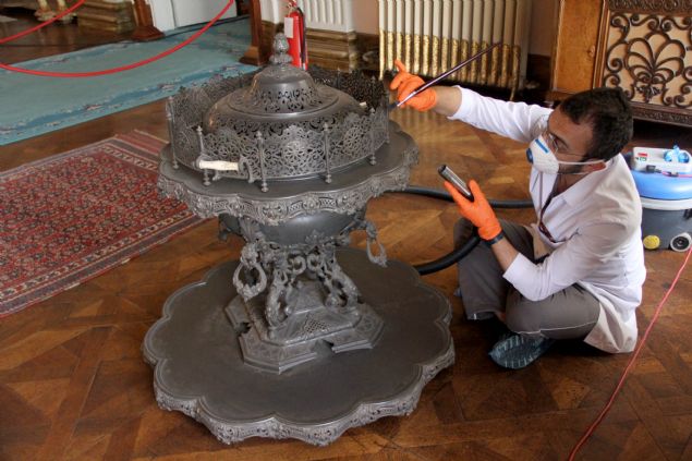 95 BN OBJENN BAKIMI YAPILIYOR   <br><br>  Milli Saraylar daresi Bakan Dr. Yasin Yldz, konuya ilikin basn mensuplarna yapt aklamada, konservasyon ekibinin mimari restorasyondan farkl bir ilem yrttne iaret ederek, Dolmabahe Saray'nda deiik balklarda snflandrlan 95 bin objenin bakmn yaptklarn syledi.   