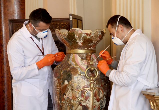 Prevantif konservasyonun, dnya mzelerinde de sk sk uygulandna iaret eden Yldz, 'Milli Saraylar olarak yrttmz hizmetin dnyada muadilleri mevcut. Oralarda yer alan eserlerle ve uygulamalarla e gdml olabilmek, meslein gerektirdii e gdm salayabilmek bizim iin ok nemli.' ifadelerini szlerine ekledi.   