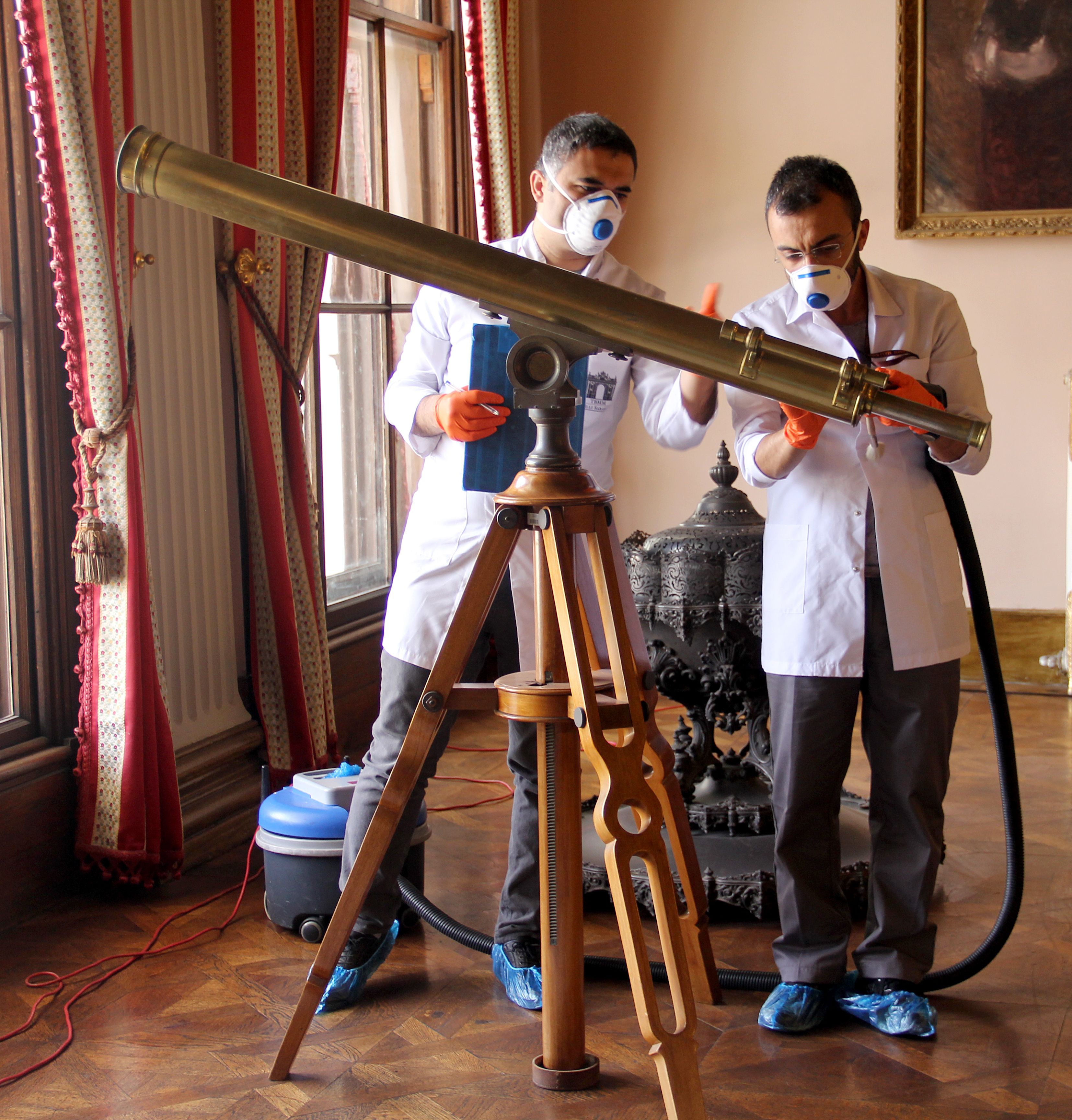 Bu noktada arkadalarmz bu bakmlar yaparken organik malzeme kullanmak durumundalar. nk emanetisi olduumuz koleksiyonun ortalamas 150 yllk bir mre sahip ve birbirinden farkl yaklak 95 bin eserden bahsediyoruz. Elbette bu eserler konservasyon srelerinin dnda restorasyon ihtiyac geldii zaman restore ediliyor. Ancak ekibimizin gerekletirmeye alt ey bu sreci, bu dengeyi olabildiince uzun yllara yaymaktr.'   