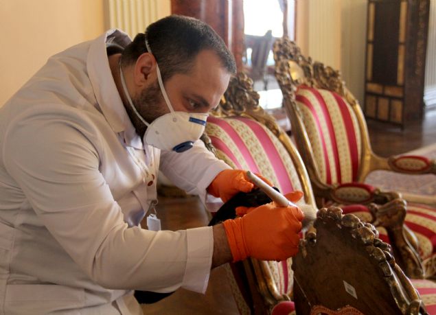 'TEKSTL ESERLERNDE NEM CDD BR SORUN'  <br><br>  Korunmas en zor olan eserlerin tekstil objeleri olduunu syleyen Yldz, 'Milli Saraylardaki mekanlarmzn byk bir ksm hemen deniz kysnda konumlandrlm durumda. Bu nedenle tekstil eserleri zerindeki nem sorunu ok ciddi bir sorun ve tekstil eserleri de zellikle 150 yl atktan sonra ok ciddi korozyonlara, bozulmalara maruz kalabildii iin bilhassa bu eserlerde bir hayli zorlanyoruz.' dedi.   