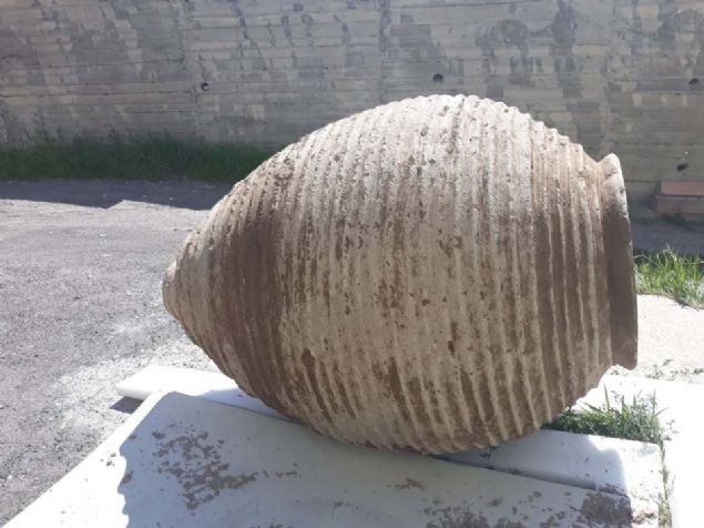 M�ze M�d�rl��� ve Tatlarin Belediyesi ekipleri taraf�ndan bulundu�u yerden ��kart�lan k�p�n 2 bin y�ll�k Roma d�nemine ait bir pitos oldu�u anla��ld�.  