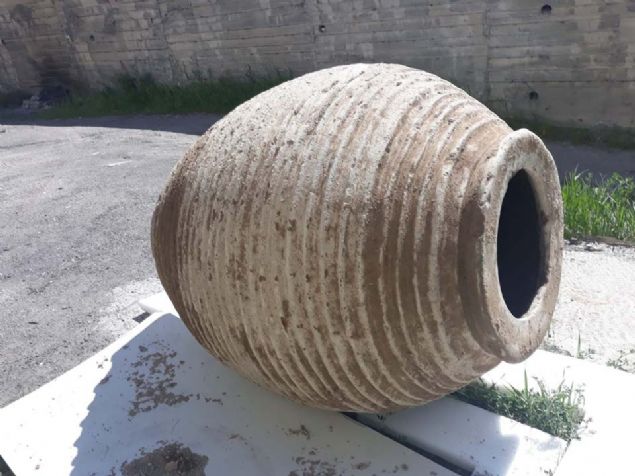 Pitos nedir?  <br><br>  Antik �a�'da genelde �arap ve zeytinya�� gibi s�v� �r�nlerle kuru tar�m �r�nlerini depolamakta kullan�lan b�y�k �apta k�plere verilen add�r. 