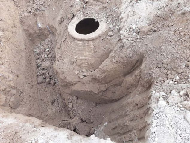 Nev�ehir'in Ac�g�l il�esine ba�l� Tatlarin kasabas�nda bir vatanda� tarlas�n�n s�rerken Roma d�neminden kalma 2 bin y�ll�k pitos buldu.  