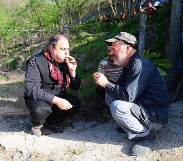 Mzik retmeni ve Kltr ve Turizm Bakanl imon yapm sanats Kaya, kk yalardan beri enstrmanlara ilgi duyduunu syledi.   