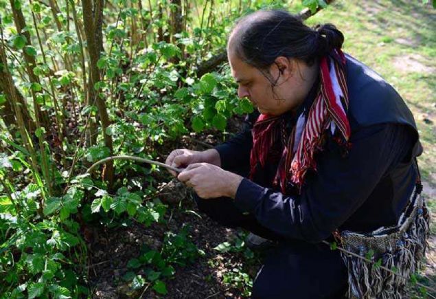 Balama alarak mzik hayatna baladn anlatan Kaya, bu ilgisini kaval ve neyle srdrdn belirtti.   