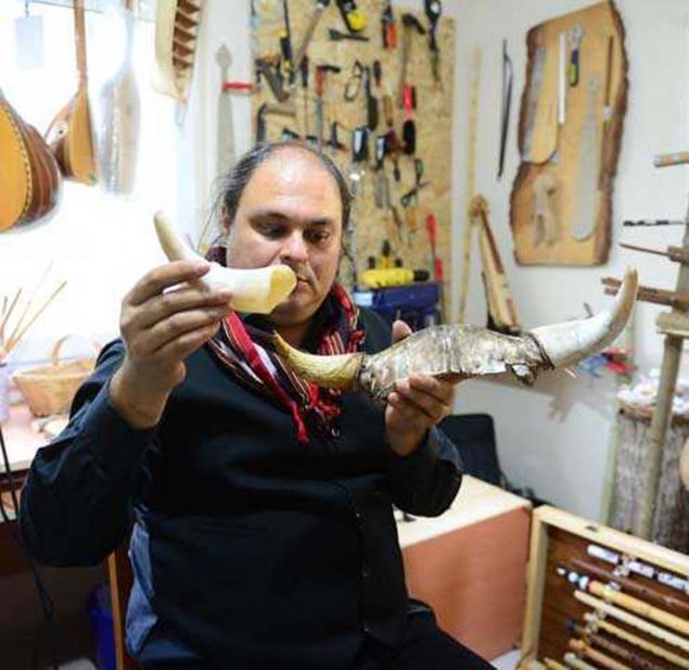 'Bu aratrmam esnasnda hi grmediim enstrmanlarla karlatm. Sonra bu enstrmanlar yapan kiiden almaya baladm. Yapanlarn az olduunu grnce kendim yapmaya karar verdim.' dedi.   