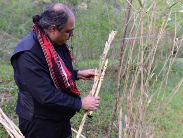 Kaya, asl hedef noktasnn Dou Karadeniz olduuna iaret ederek, 'Bu blgede hangi enstrman var, bilirim. rnein Giresun ve Rize'de kullanlan 'zpcuk' algs, bunu insanlar yry esnasnda alarlarm...  