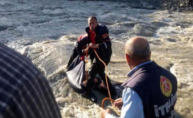 G�r�nt�lerde k�zlar �akala��rken bir birini suya yat�r�yor, bu s�rada ikisi de sudan ��kam�yor. Di�er arkada�lar� ise ���l�k atarak yard�m istiyor. 