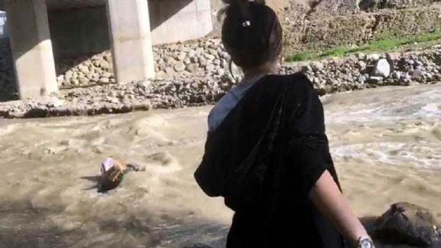 K�zlar�n son anlar� kamerada  <br><br>  �te yandan k�zlar�n dere kenar�nda oynarken son anlar�na ait g�r�nt�s� ortaya ��kt�.    