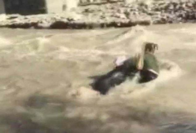 Sudan ��kamayan iki k�z� fark eden arkada�lar� yard�m istedi. Bunun �zerine olay yerine polis, sa�l�k, itfaiye, UMKE, AFAD ve itfaiye ekibi sevk edildi... 