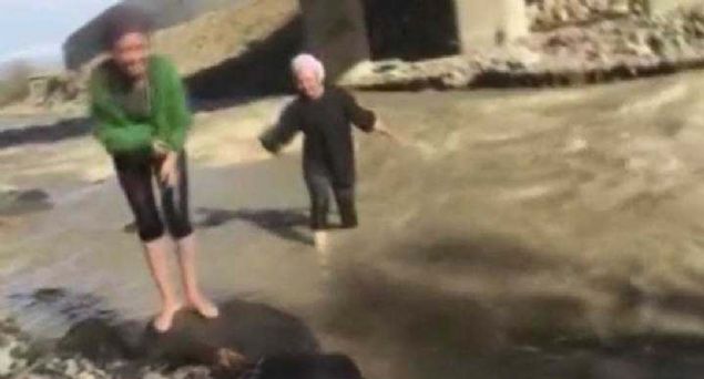 Bing�l'de derede hayat�n� kaybeden 2 lise ��rencisinin son anlar�n�n g�r�nt�s� ortaya ��kt�.   <br><br>  Y�rek burkan g�r�nt�lerde �akala�an k�zlar�n bir anda suya kap�ld��� ve arkada�lar�n�n ���l�k atarak yard�m istedi�i yer al�yor. 