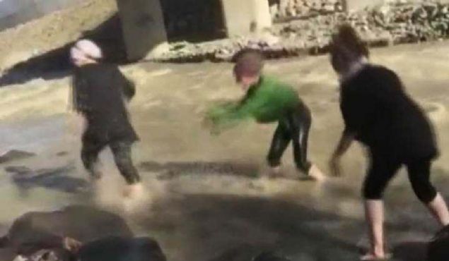 Olay, bug�n merkez Bah�elievler ile Kar��yaka Mahallesinin kesi�ti�i b�lgede A�a�� �ar�� mevkiinde bulunan �apak�ur Deresi'ndeki k�pr� alt�nda meydana geldi.  