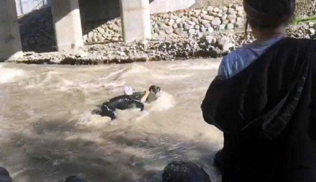 Dereye giren itfaiye ekipleri halatlar yard�m� ile 2 k�z�n cans�z bedenini ��kard�. Ard�ndan ambulansa al�nan Y�lmaz ve Barca'n�n cans�z bedeni Bing�l Devlet Hastanesi morguna kald�r�ld�. 