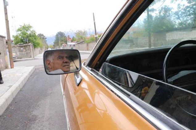 Seim almalarn da bu otomobilimle yapyorduk. En son seimi kaybettikten sonra arabama kstm ve garaja park ettim. O gnden bu tarafa bir daha aracm garajdan karmadm.'    