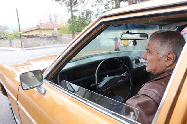 Btn, o dnemde seim almalar srasnda yapt ile ve ky ziyaretlerinde, Adana'dan sfr olarak ald 1973 model, 34 AN 073 plakal, Chevrolet Impala marka otomobille Akbulut'u gezdirerek destekledi.    