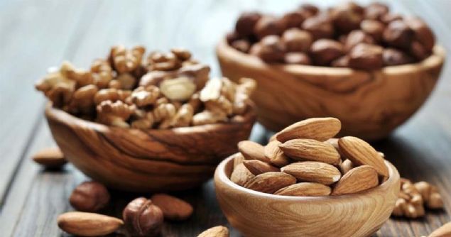 Ara ���n  <br><br>  1 kase s�tl� tatl� ya da 1 adet meyve  <br>  2 adet ceviz veya 5-6 adet f�nd�k veya 5-6 adet �i� badem   <br>  a��k �ay    