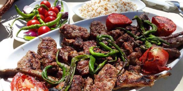 Sahur d���nda yap�lan tek ���n iftar oldu�u i�in �zellikle iftarda t�m besin gruplar�ndan almaya �zen g�sterilmelidir. �ftarda bir g�n sebze yeme�i yeniliyorsa di�er g�nler et ya da kuru baklagillerden yap�lan yemekler se�ilmelidir' ifadelerini kulland�.            