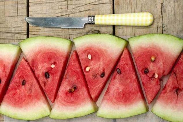 �ftarla sahur aras�nda yap�lan ara ���nde a��r� �erbetli ve ya�l� tatl�lar yerine s�tl� tatl�lar, meyve (mevsim itibariyle karpuz veya kavun olabilir) veya �ekersiz, az �ekerli olarak haz�rlanm�� bir komposto t�ketilebilir...      