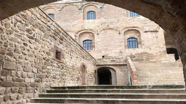 zm olarak herkes kapsn maviye boyam. Bylece akrepler mavi kaplardan ieri girmediinden akrep korkusu da son bulmu. <br><br>  Akreplerden sz almken Ulu Cami'de muhakkak akrep ve ylann da hikyesini sorun. Mardin biraz da mitolojidir nk...  