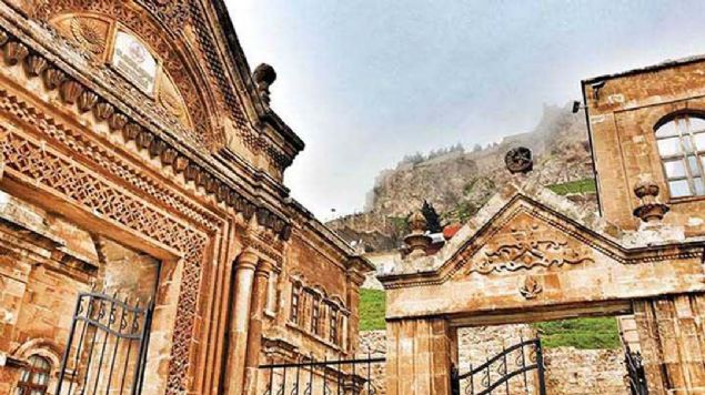 Lokman Da'dan Mardin'i grmek ve gezmek isteyenler iin tavsiyeler  <br><br>  Talarn iinde bir ehir  ehrin iinde konuan talar  Sar, bir kente ancak bu kadar yakr.  Nak gibi ilemi ustalar yreklerini Hepsinin bir hikyesi, hepsinin size anlayaca bir sevdas var...   <br><br>  LOKMAN DA    