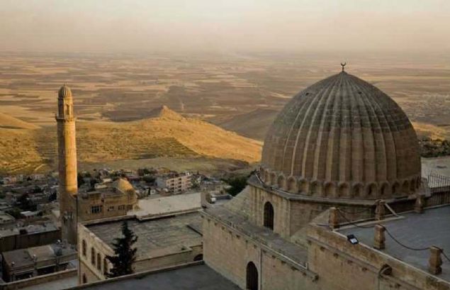 TARHE MEYDAN OKUYAN ULU CAM   <br><br>  Eski Mardin derler, yukar Mardin diye de bilinir. lk duramz, tarihe meydan okuyan Ulu Cami, tm heybetiyle karnzda. Minaresi ile ok gzel fotoraflar ekebilirsiniz.  <br><br>  Kk bir rehber bulursanz, size tm hikyesini seve seve anlatacaktr. Ama harln nden verirseniz, size bir de efsanesini de anlatacaktr.    