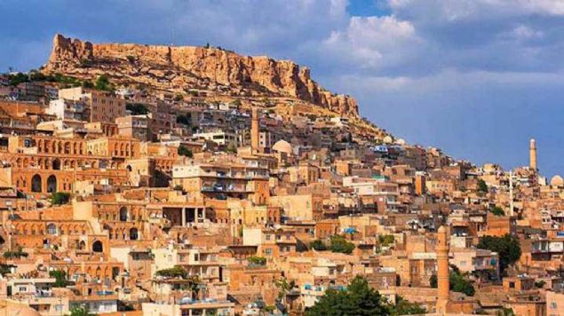 Biraz kulak verseniz duyacaksnz size neler sylemek istediklerini. Bu haftaki duramz kadim ehir Mardin <br><br>  Memleketim diye torpil gemiyorum. Hepimizin gitmek, gezmek istedii ehirlerin banda gelir Mardin <br><br>  Dillerin, dinlerin, medeniyetlerin ehridir. Gece gerdanlk, gndz seyranlktr. Yalanc mavide gemilere benzer kylerin clz klar, buday sars konaklarn arasnda rzgar fsldar size yaanmlklar. te o an, seni buraya neyin srklediini anlarsn.    