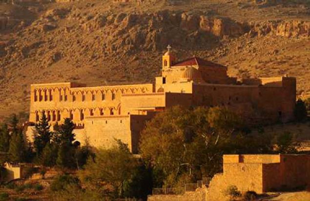 DEYRULZEFERAN MANASTIRI   <br><br>  Tarih zerinde tarih yatyor. Mardin'e 4 kilometre mesafede, Mezopotamya'ya hakim bir tepede Mardin'in 4 kilometre dousunda, Mezopotamya ayaklarnzn altnda <br><br>   kattan oluan yapmna 5. yzyldan balayarak farkl zamanlarda eklentiler yaplan manastr, bugnk haline 18. yzylda kavumu...   