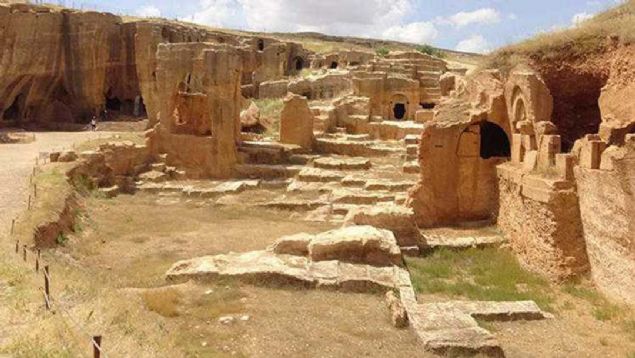 Bizi banda talar minik rehberler karlad. Baladlar tarihini anlatmaya. Kyn hemen giriinde sizi tarihi mezarlk karlyor. 