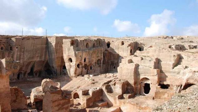 DARA HARABELER   <br><br>  Gnl bir kez dara dt m? Dayanlmaz olur, sarar beni kymn tezek kokusu...  <br><br>  Koyulduk yola, Nusaybin yolu zerinde, Dara Antik Kenti grmeden olmaz dedik. 