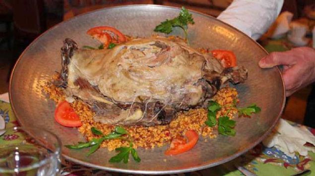 MARDN'DE KABURGA DOLMASI   <br><br>  ok gezince hemen ackyoruz haliyle, Eski Mardin'de Badadi Restoran'a uradk.   <br><br>  Program iin bize kaburga dolmas, semsek, ili kfte ve daha birok lezzet yaptlar.   <br><br>  Tarihi konakta enfes bir sofra kurdular. Turizme byle bir tesis kazandrdklar iin sahiplerini tebrik ediyorum. Srf kaburga dolmas iin yeniden gideceim.    