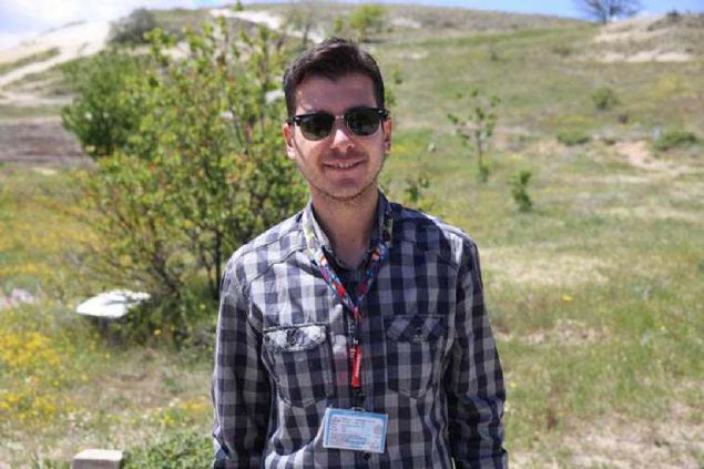 B�lgeye gelen turistlere e�lik eden profesyonel turist rehberi Tahir �z�zen, Kapadokya'ya ilginin her ge�en y�l artt���n�, 2019 y�l�nda hareketli bir sezon ya�anan b�lgedeki turizmcilerin 2020 y�l�ndan da �ok �mitli oldu�unu kaydetti. 