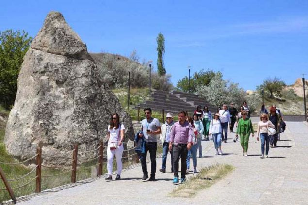 Arkada��yla geldi�i b�lgede peribacalar� aras�nda gezinti yapan Kolombiyal� turist Juliana Neira ise Kapadokya'ya hayran kald���n�, �lkesine d�nd���nde tan�t�m el�ili�i yapaca��n� dile getirdi. 