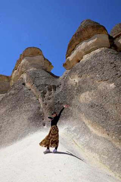 Turistler, peribacalar�, kayadan oyma tarihi manast�rlar�, vadileri, butik otelleri ile �nl�, at, ATV motor ve s�cak hava balon turlar�n�n d�zenlendi�i b�lgenin e�siz g�zelliklerini g�rmek i�in Kapadokya'y� tercih ediyor. 