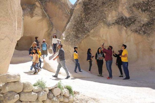 Kolombiyal� turistlerden Jose Daniel Toledo da daha �nce �e�itli �lkelere gezi d�zenledi�ini ancak ilk defa geldi�i Kapadokya'daki olu�umlar�n benzeri ile kar��la�mad���n�, b�lgenin e�siz g�zelliklere sahip oldu�unu ifade etti. 