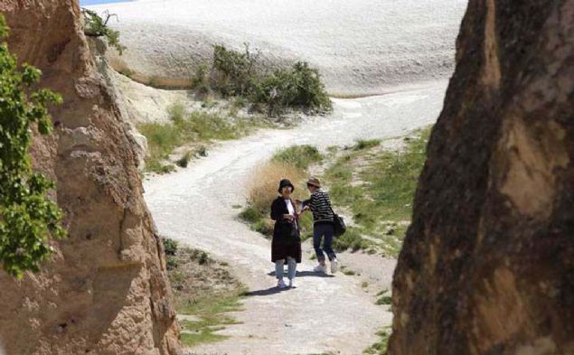 B�lgenin co�rafi yap�s� turistlerin ilgisini �ekiyor  <br><br>  G�ney Koreli Byncu Lyun Cho, AA muhabirine yapt��� a��klamada, �lkesindeki bir arkada��n�n tavsiyesiyle geldi�i b�lgedeki bir�ok turizm merkezini gezdi�ini, Kapadokya'n�n co�rafi yap�s� kar��s�nda �a�k�n kald���n� belirtti. 