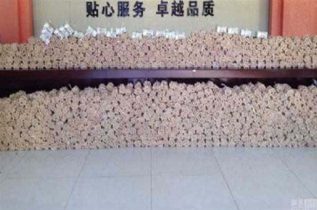 in'in Shenyang kentinde ok ilgin bir olay yaand. 110 bin dolarlk araba satn almak isteyen bir adam demenin 106 bin dolarn (660000 Yuan) madeni parayla yapmak isteyince herkes hayretler iinde kald...      