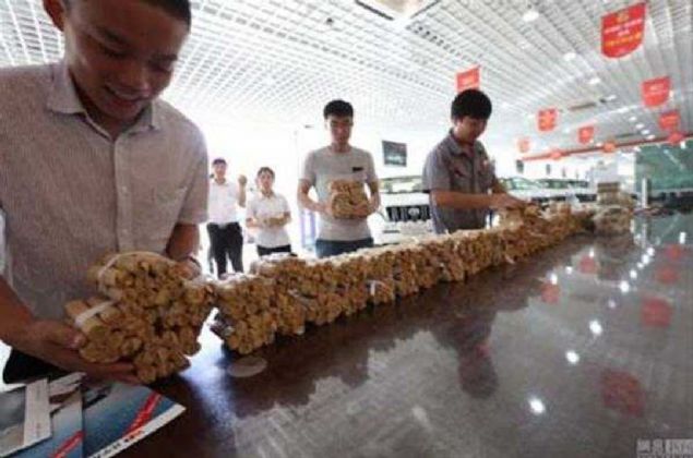 Liaoshen Evening News'in getii haberde 4 ton arlndaki madeni paralar bir kamyonun kasasnn alt ksmn doldurdu. Grevliler saatlerce paralar saymak ve tartmak iin gnlerce alt.      