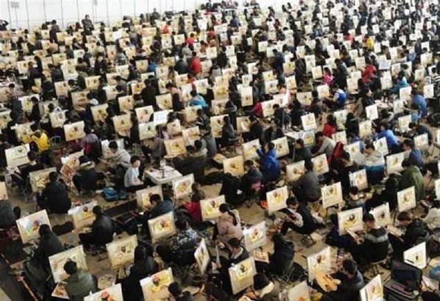 Grevlendirilen uzmanlar bu eserler arasndan en iyilerini semeye alyor.    