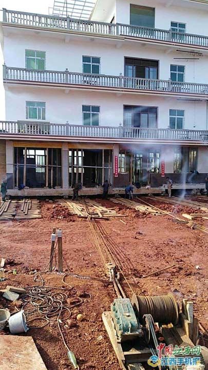 in'de yaayan bir aile evini ykmdan kurtarmak iin bakn ne yapt.     