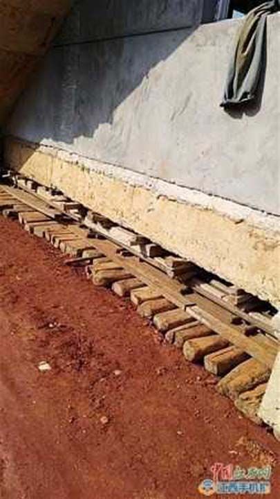 Evlerine yeni tanan aile, binalarnn yklmak zorunda olduunu renince evlerini 40 metre tamaya karar verdi.     