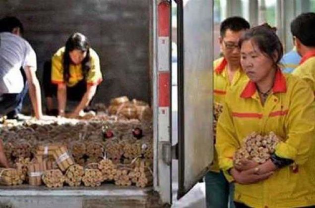 in'in Fujian blgesinde bir adam araba satn almak iin 100 bin Yuan deerindeki arabann demesini madeni parayla yapmt.      