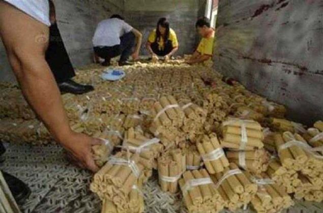 Birok bankann byle bir demeye yanamamas zerine Gan isimli alc bir kamyon tutarak paralar bankaya getirdi...      