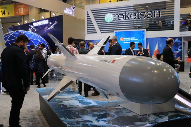 Kresel Konumlandrma Sistemi, Ataletsel lm Birimi, Barometrik Altimetre ve Radar Altimetre alt sistemlerini kullanarak hedefine doru yol alan Atmaca, hedefini yksek dorulukla bulabilmek iin aktif radar araycsn kullanyor.         