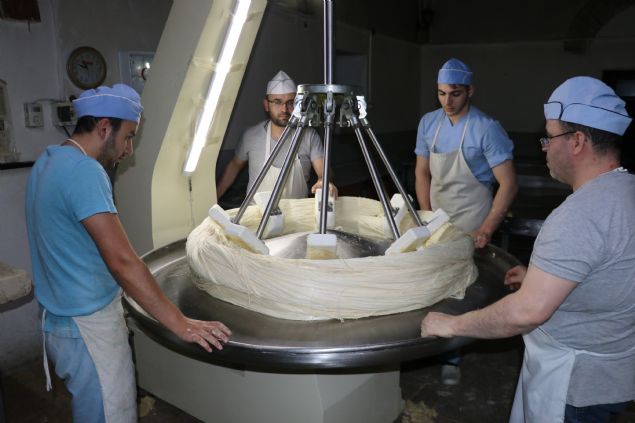 <p style='box-sizing: border-box; margin: 0px 0px 10px; padding: 0px; border: 0px; list-style-type: none; color: rgb(51, 51, 51); font-family: "Roboto Condensed"; font-size: 19px;'>  	Çekme helvann Osmanl'dan gelen bir tatl olduunu ifade eden Karakaya, helvann Kastamonu'da uzun yllardr yapmnn devam ettiini bildirdi.</p>  <div>  	 </div>  