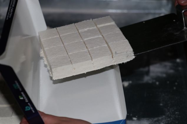 <p style='box-sizing: border-box; margin: 0px 0px 10px; padding: 0px; border: 0px; list-style-type: none; color: rgb(51, 51, 51); font-family: "Roboto Condensed"; font-size: 19px;'>  	Ramazan nedeniyle çalmalarn gece sürdürdüklerini anlatan Karakaya, "eker ve meyane ocaklar yand için içerisi ar scak oluyor. Havann da scakl eklendiinde içeride bunaltc bir scaklk oluyor. Bunun için gündüz oruç tutmak çok zor oluyor. Mecbur gece çalmamz lazm." dedi.</p>  <div>  	 </div>  