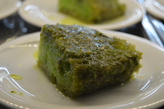 <p style='box-sizing: border-box; margin: 0px 0px 10px; padding: 0px; border: 0px; list-style-type: none; color: rgb(51, 51, 51); font-family: "Roboto Condensed"; font-size: 19px;'> <strong style='box-sizing: border-box; margin: 0px; padding: 0px; border: 0px;'>- "ÇEŞİDİ 5'E ÇIKARDIK"</strong></p> <p style='box-sizing: border-box; margin: 0px 0px 10px; padding: 0px; border: 0px; list-style-type: none; color: rgb(51, 51, 51); font-family: "Roboto Condensed"; font-size: 19px;'> Afyonkarahisar'ın ekmek kadayıfı ile Antep fıstığını birleştirerek farklı bir lezzet ortaya çıkardıklarına işaret eden Polat, "Daha önce sade, vişneli, portakallı ve kakaolu ekmek kadayıfı hazırlıyorduk. Ama hiç biri son yaptığımız Antep fıstıklı kadar lezzetli olmadı. </p>