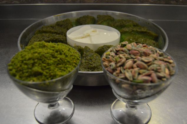 <p style='box-sizing: border-box; margin: 0px 0px 10px; padding: 0px; border: 0px; list-style-type: none; color: rgb(51, 51, 51); font-family: "Roboto Condensed"; font-size: 19px;'> "İşletmemiz yol üzerinde olduğu için geçen ramazanda 6 bin kişi ağırladık. Bu yıl da hedefimiz 7 bin 500. Bu aya özel yaptığımız özel tatlılar da çok seviliyor. Özellikle fıstıklı ekmek kadayıfımız çok beğeniliyor. Yoldan geçen misafirlerimizin de tercih ettiği çok özel bir tatlı oldu. Bu tatlının Türkiye'de ilk olduğunu düşünüyoruz. Bu tatlının fıstığını Gaziantep'ten getirtiyoruz. Boz fıstık, yani baklavalık fıstık kullanıyoruz. Tatlının yeşil rengini alması için şerbetle kaynatıyoruz. Ekmek kadayıfımız kabarırken ilave ettiğimiz yeşil şerbet tamamen içerisine işliyor."</p> <div> </div>