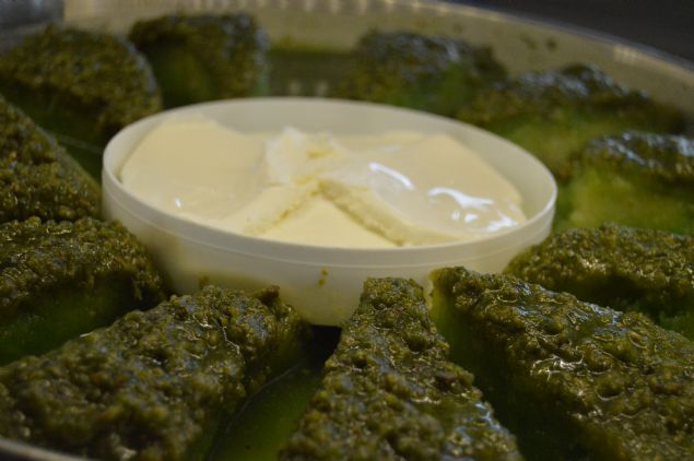 <p> <span style='color: rgb(51, 51, 51); font-family: "Roboto Condensed"; font-size: 19px;'>Şimdi ekmek kadayıfı çeşidini 5'e çıkarmış olduk. Bu lezzeti ilk defa tadan müşterilerimiz, 'buna patent aldınız mı' diye soruyor. Biz de birkaç gün önce patent başvurumuzu yaptık. Ekmek kadayıfını baklavaya çevirdik ama henüz ismini netleştirmedik. Bazı misafirlerimiz bu lezzete 'yeşil bomba' diyor."</span></p>