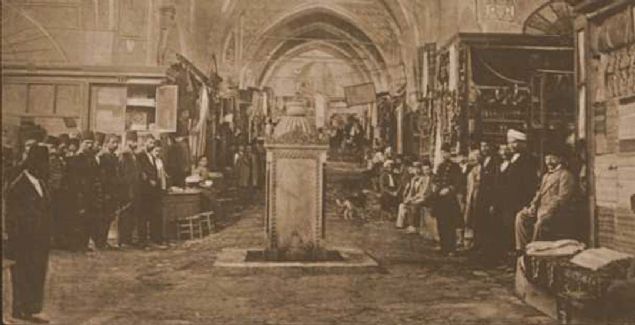 Fotoraflar da, yangnlar ve depremlerle tahrip olan Kapal ar ve esnaf grlebiliyor.  